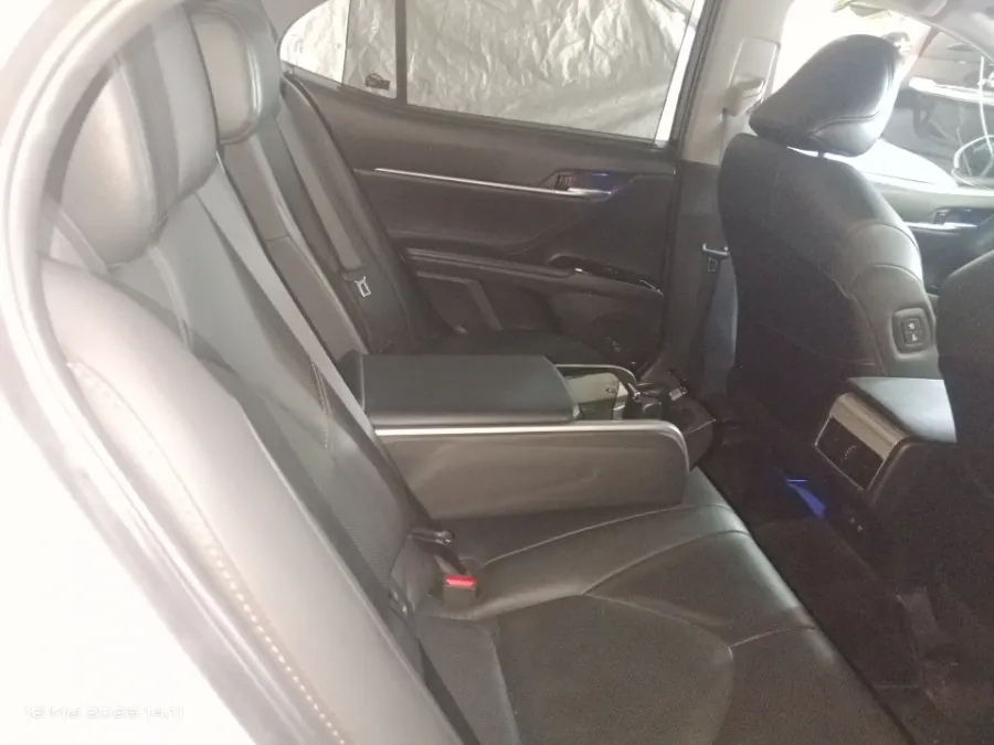 Foto Mobil Bekas Kabin Belakang Toyota Camry 2.5 Hybrid tahun 2020